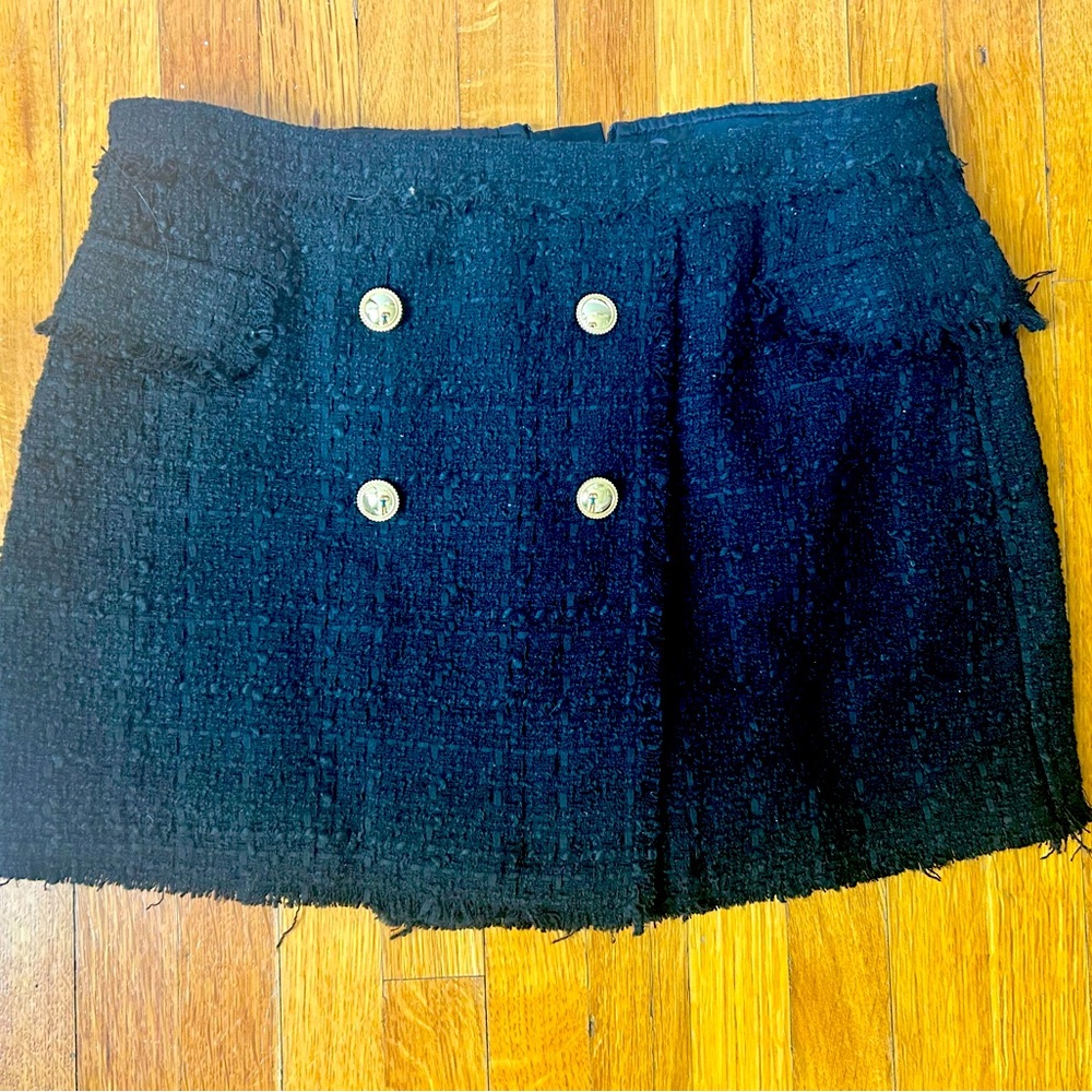 Tweed shorts that look like a skirt. Size M, black.
